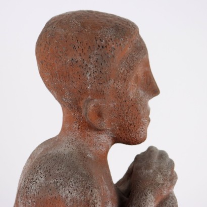 Niño sentado en sacos de pino terracota