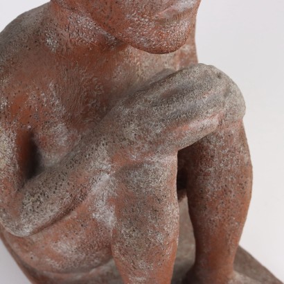 Niño sentado en sacos de pino terracota