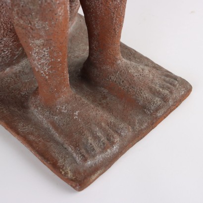 Niño sentado en sacos de pino terracota