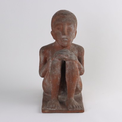 Niño sentado en sacos de pino terracota