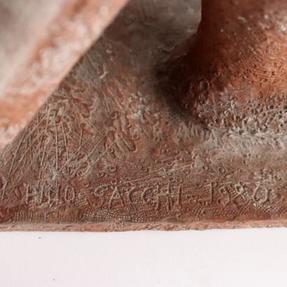 Niño sentado en sacos de pino terracota