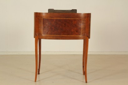 Scrittoio da centro, scrittoio dalla linea mossa.cassetto sotto-piano, piano estraibile, inserto in pelle, vani a giorno, cassettini sagomati con pianetto in marmo. Riserve a marquetterie e fregi.