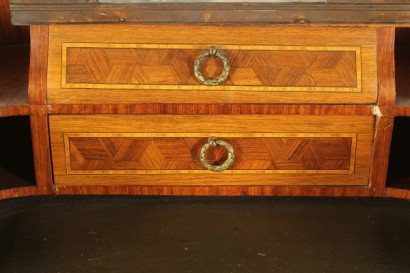 Scrittoio da centro, scrittoio dalla linea mossa.cassetto sotto-piano, piano estraibile, inserto in pelle, vani a giorno, cassettini sagomati con pianetto in marmo. Riserve a marquetterie e fregi.