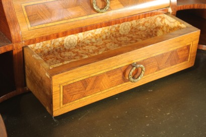 Scrittoio da centro, scrittoio dalla linea mossa.cassetto sotto-piano, piano estraibile, inserto in pelle, vani a giorno, cassettini sagomati con pianetto in marmo. Riserve a marquetterie e fregi.