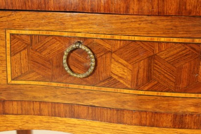 Scrittoio da centro, scrittoio dalla linea mossa.cassetto sotto-piano, piano estraibile, inserto in pelle, vani a giorno, cassettini sagomati con pianetto in marmo. Riserve a marquetterie e fregi.
