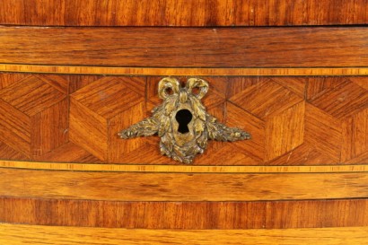 Scrittoio da centro, scrittoio dalla linea mossa.cassetto sotto-piano, piano estraibile, inserto in pelle, vani a giorno, cassettini sagomati con pianetto in marmo. Riserve a marquetterie e fregi.