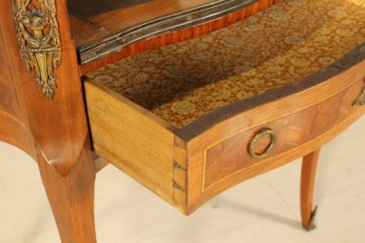 Scrittoio da centro, scrittoio dalla linea mossa.cassetto sotto-piano, piano estraibile, inserto in pelle, vani a giorno, cassettini sagomati con pianetto in marmo. Riserve a marquetterie e fregi.