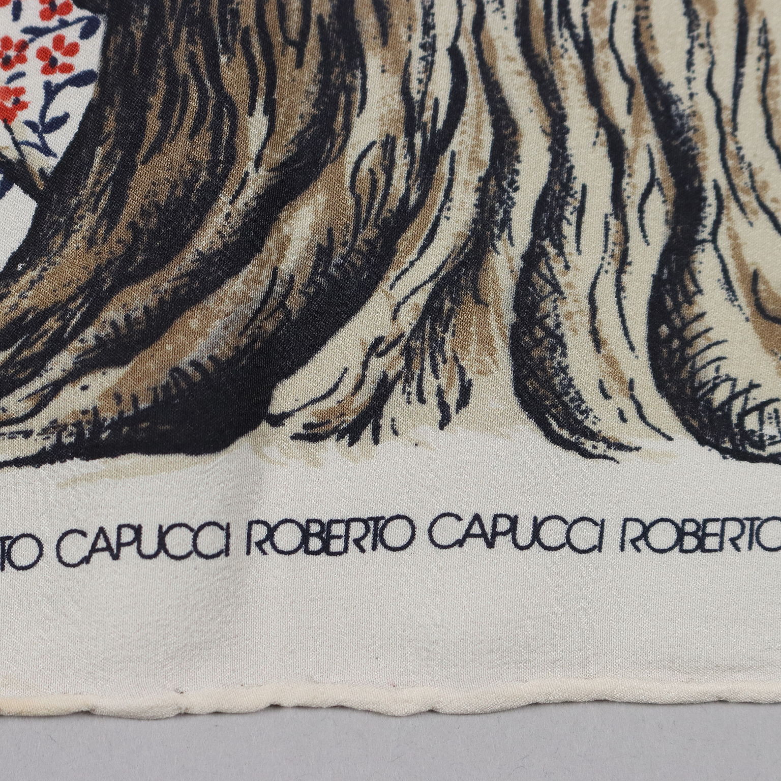 イタリア製　シルク100% スカーフ　Roberto Capucci ROBERTO CAPUCCI Square Silk Scarf with Geometric Design in