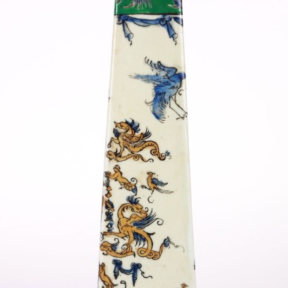 Obélisque en céramique