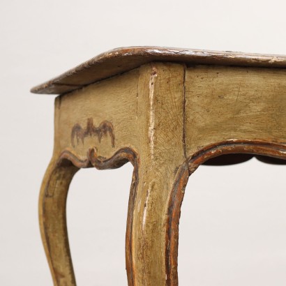 Lackierter Couchtisch, Lackierter Couchtisch im Barockstil, Barock-Couchtisch aus lackiertem Holz