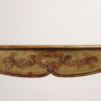 Lackierter Couchtisch, Lackierter Couchtisch im Barockstil, Barock-Couchtisch aus lackiertem Holz