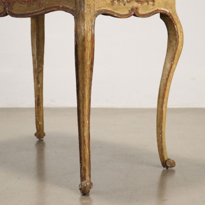 Lackierter Couchtisch, Lackierter Couchtisch im Barockstil, Barock-Couchtisch aus lackiertem Holz