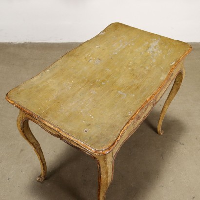 Lackierter Couchtisch, Lackierter Couchtisch im Barockstil, Barock-Couchtisch aus lackiertem Holz