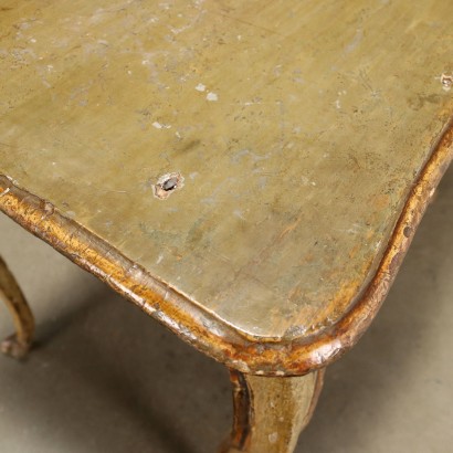 Lackierter Couchtisch, Lackierter Couchtisch im Barockstil, Barock-Couchtisch aus lackiertem Holz