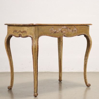 Lackierter Couchtisch, Lackierter Couchtisch im Barockstil, Barock-Couchtisch aus lackiertem Holz