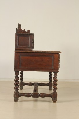 Scrivania, scrivania da parete, gambe tornite, traversa tornita, cinque cassetti, vano a giornoScrivania, scrivania da parete, gambe tornite, traversa tornita, cinque cassetti, vano a giorno
