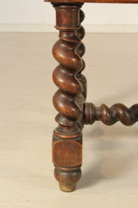 Scrivania, scrivania da parete, gambe tornite, traversa tornita, cinque cassetti, vano a giorno