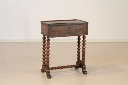 Table de travail, tourné, jambes, pieds, double tiroir, grilles métallique, en forme de haut