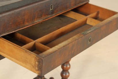 Table de travail, tourné, jambes, pieds, double tiroir, grilles métallique, en forme de haut