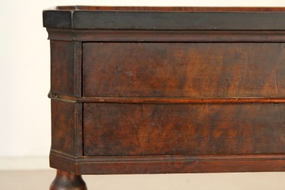 Table de travail, tourné, jambes, pieds, double tiroir, grilles métallique, en forme de haut