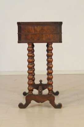 Table de travail, tourné, jambes, pieds, double tiroir, grilles métallique, en forme de haut
