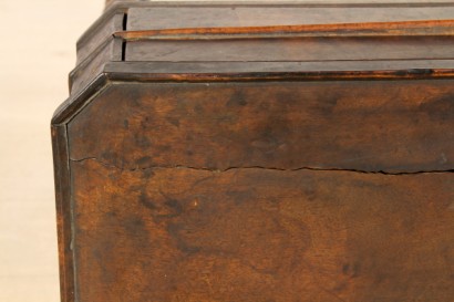 Table de travail, tourné, jambes, pieds, double tiroir, grilles métallique, en forme de haut