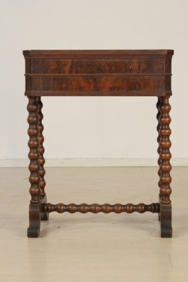 Table de travail, tourné, jambes, pieds, double tiroir, grilles métallique, en forme de haut