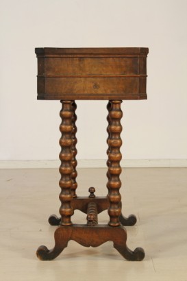 Table de travail, tourné, jambes, pieds, double tiroir, grilles métallique, en forme de haut