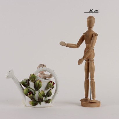 Putto de porcelana con regadera