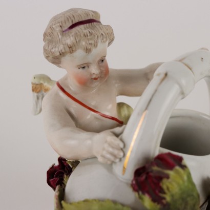Putto de porcelana con regadera