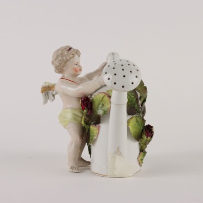 Putto de porcelana con regadera