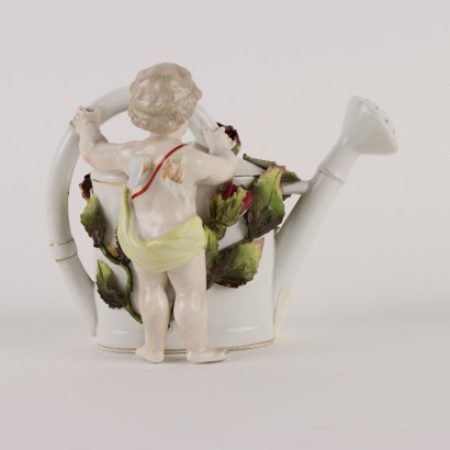 Putto de porcelana con regadera