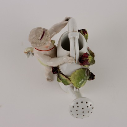 Putto de porcelana con regadera