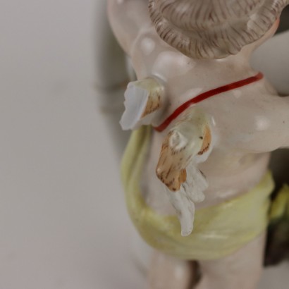 Putto de porcelana con regadera