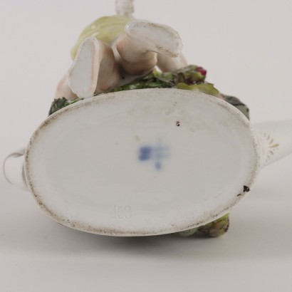 Putto de porcelana con regadera