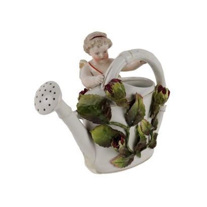 Putto de porcelana con regadera