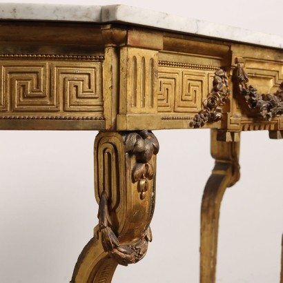 Console sculptée et dorée