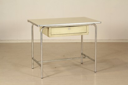 Scrivania; alluminio, metallo, legno ricoperto in formica