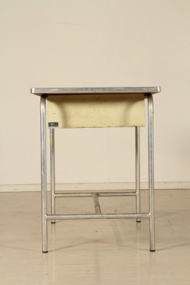 Scrivania; alluminio, metallo, legno ricoperto in formica