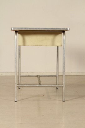 Scrivania; alluminio, metallo, legno ricoperto in formica