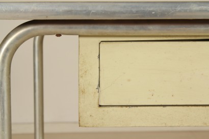 Scrivania; alluminio, metallo, legno ricoperto in formica