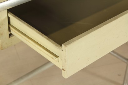 Scrivania; alluminio, metallo, legno ricoperto in formica