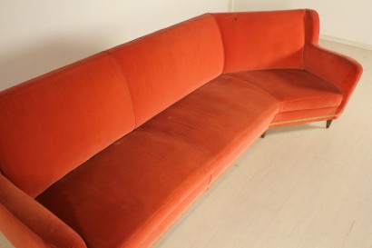 Divano anni 40-50, imbottitura a molle, rivestimento in velluto.