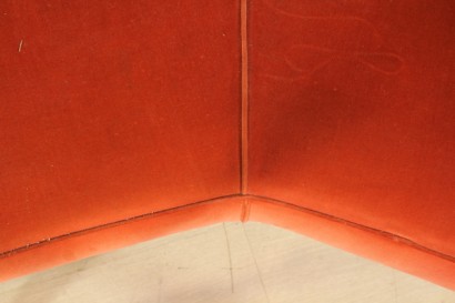 Divano anni 40-50, imbottitura a molle, rivestimento in velluto.