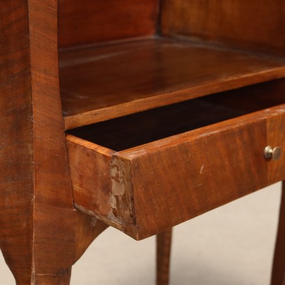 Paire de tables de chevet élégantes