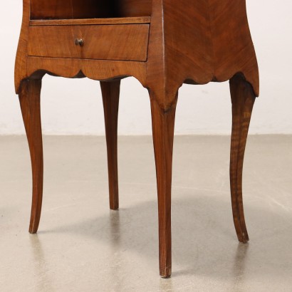 Paire de tables de chevet élégantes