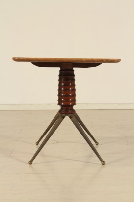 Tavolino; marmo, legno di faggio tinto e tornito, ottone
