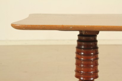 Tavolino; marmo, legno di faggio tinto e tornito, ottone