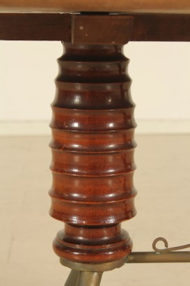 Tavolino; marmo, legno di faggio tinto e tornito, ottone