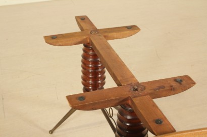 Tavolino; marmo, legno di faggio tinto e tornito, ottone